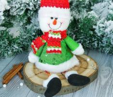 Мягкая игрушка Снеговик в зелёном кафтане 10*33 см