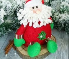 Мягкая игрушка Дед Мороз с цветочком, красный 15*22 см